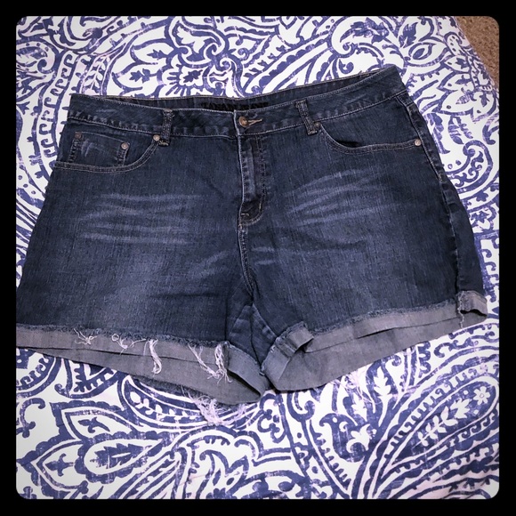 Zanadi Pants - Denim shorts with frayed cuffs